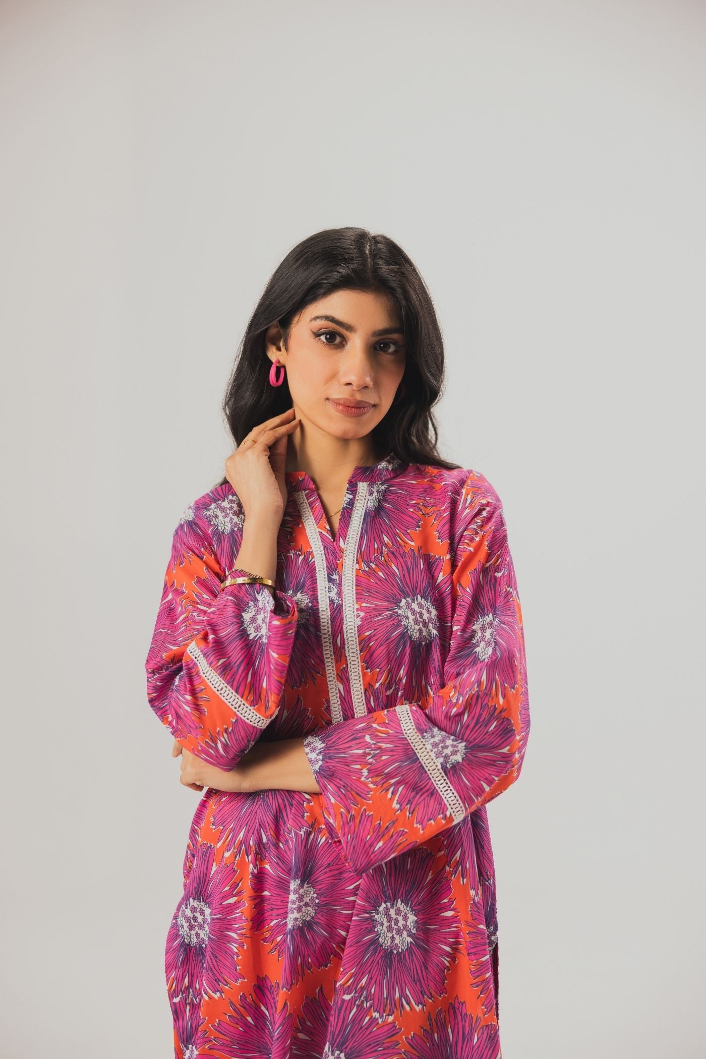 Premium Digital Printed Lawn Fabric (Gigantic Flowers)