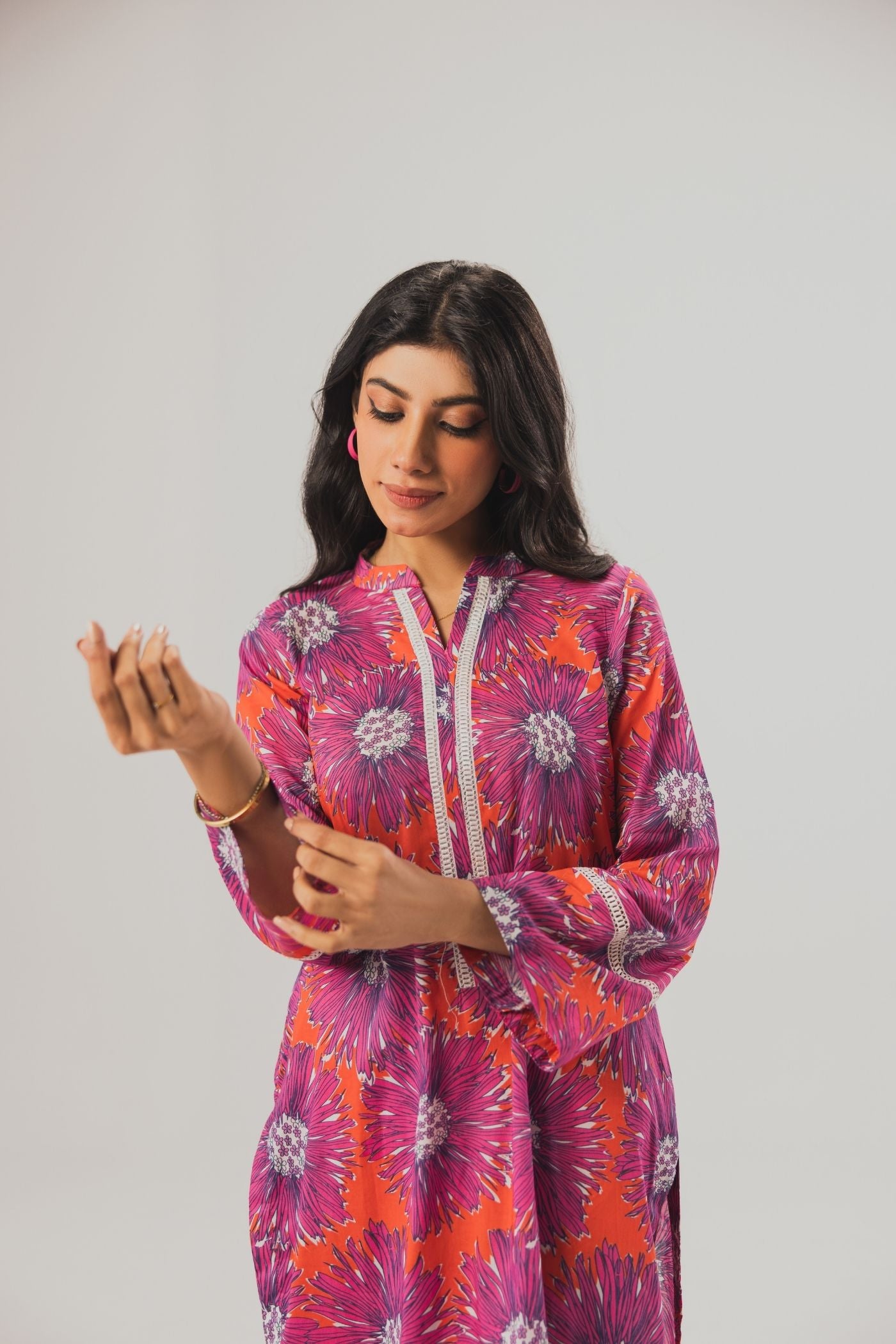 Premium Digital Printed Lawn Fabric (Gigantic Flowers)