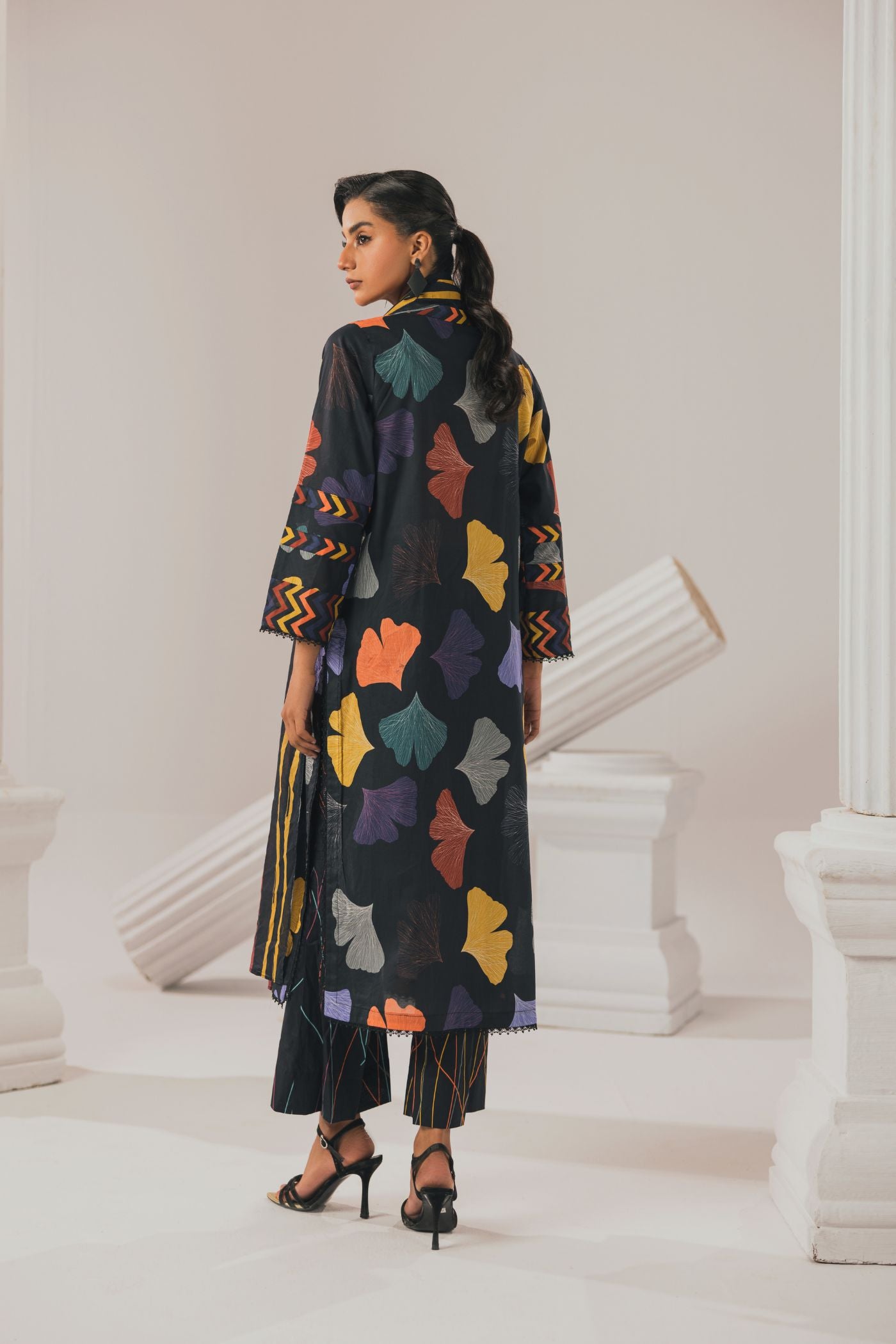 3 Piece Unstitched Printed Lawn Suit (Yiğit)