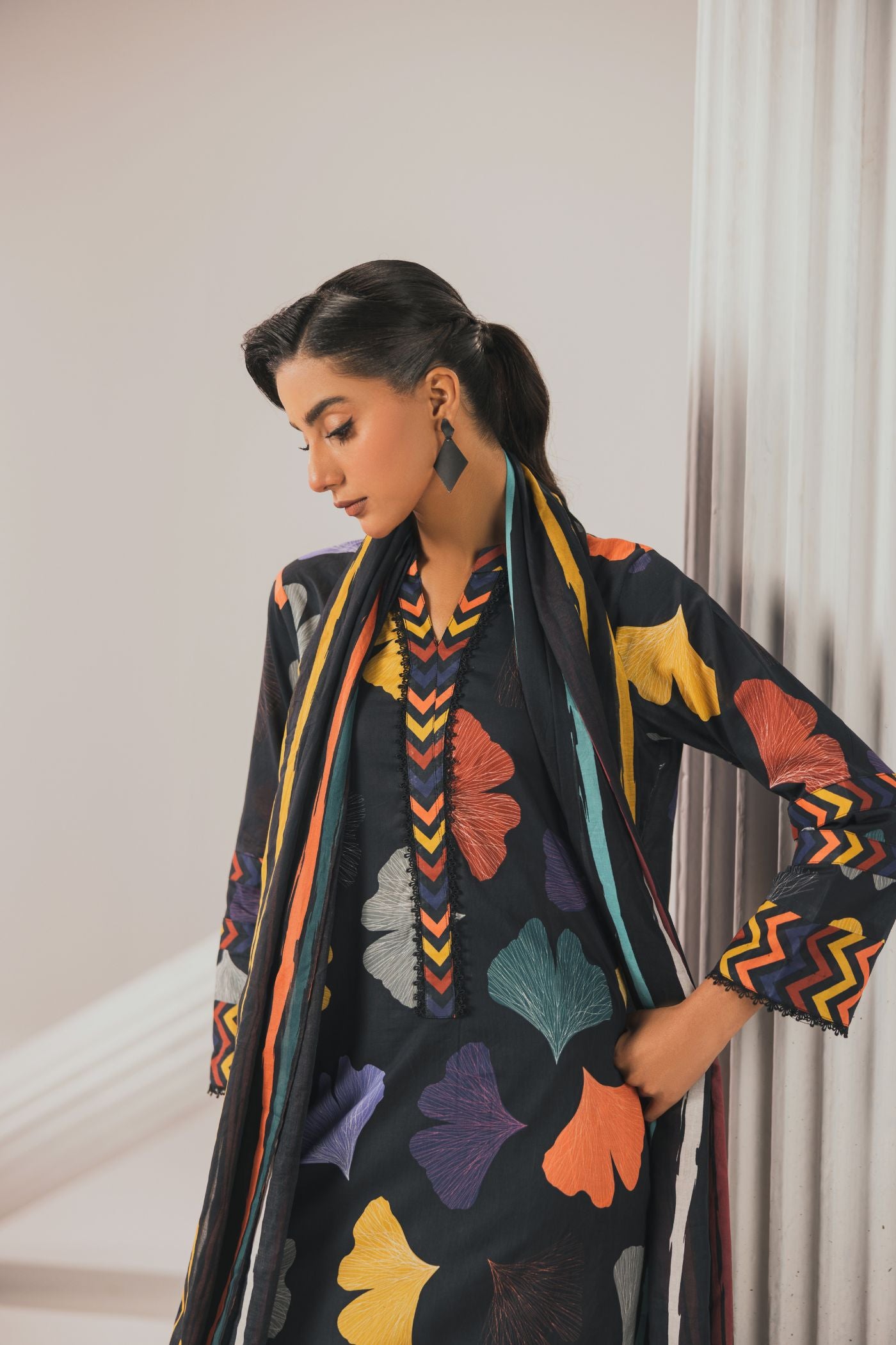 3 Piece Unstitched Printed Lawn Suit (Yiğit)