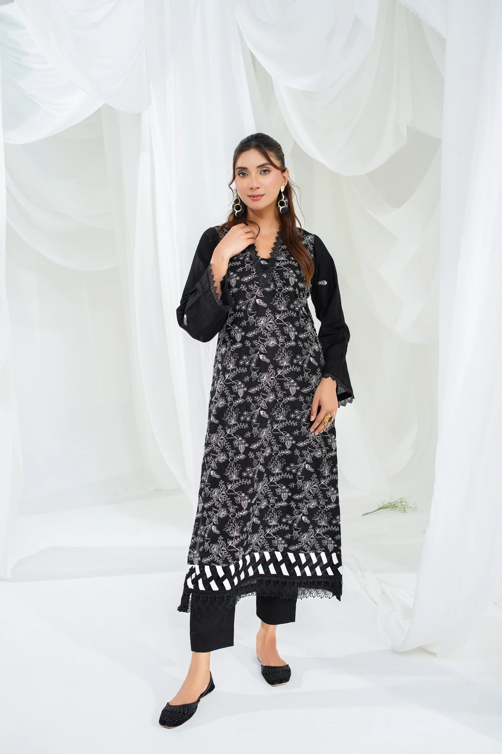 2 Piece Unstitched Embroidered Khaddar Suit (KWU24F409)