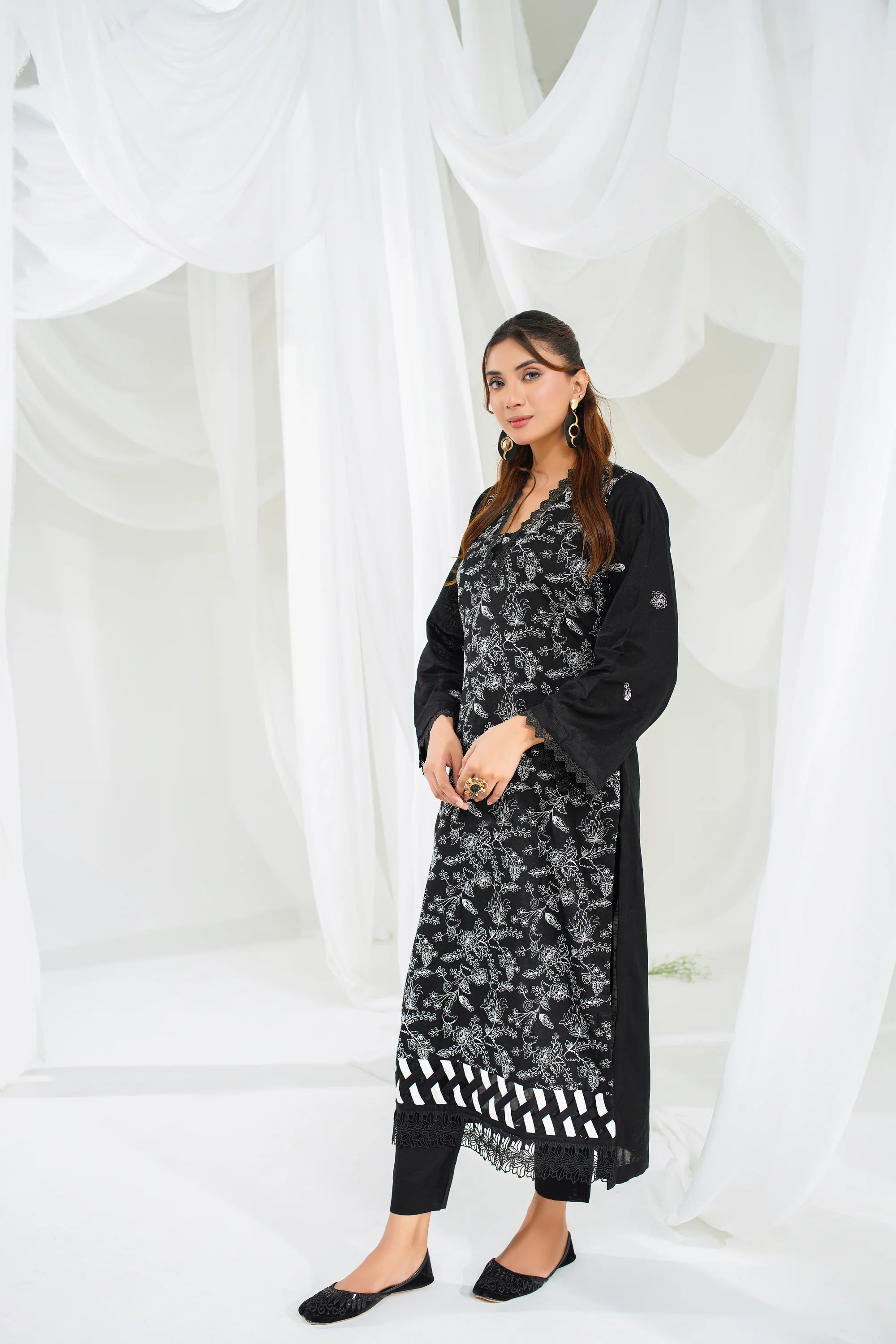 2 Piece Unstitched Embroidered Khaddar Suit (KWU24F409)