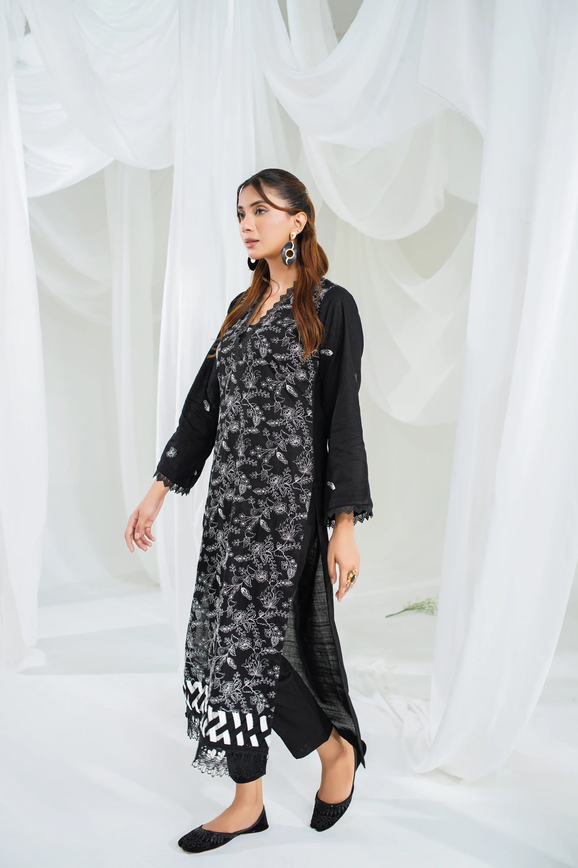 2 Piece Unstitched Embroidered Khaddar Suit (KWU24F409)