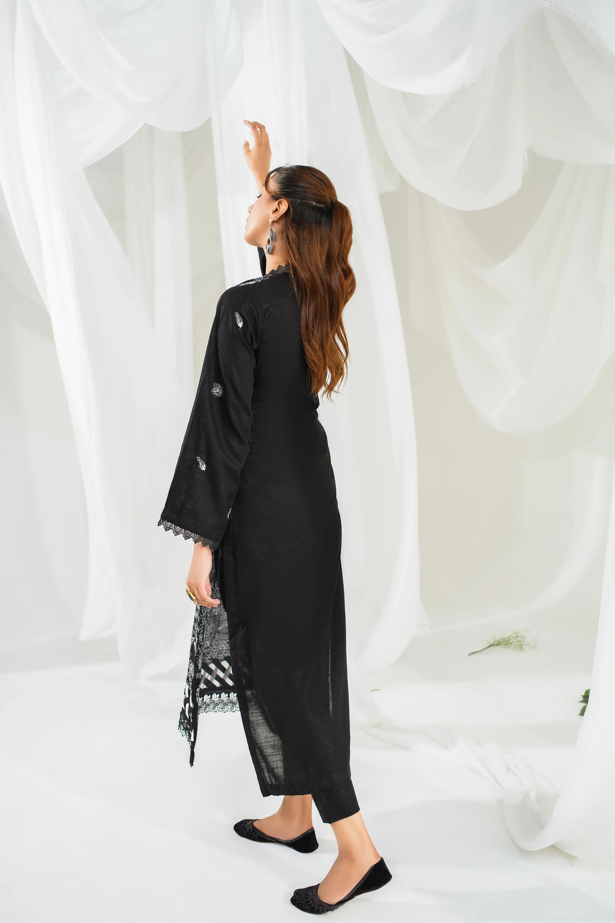 2 Piece Unstitched Embroidered Khaddar Suit (KWU24F409)