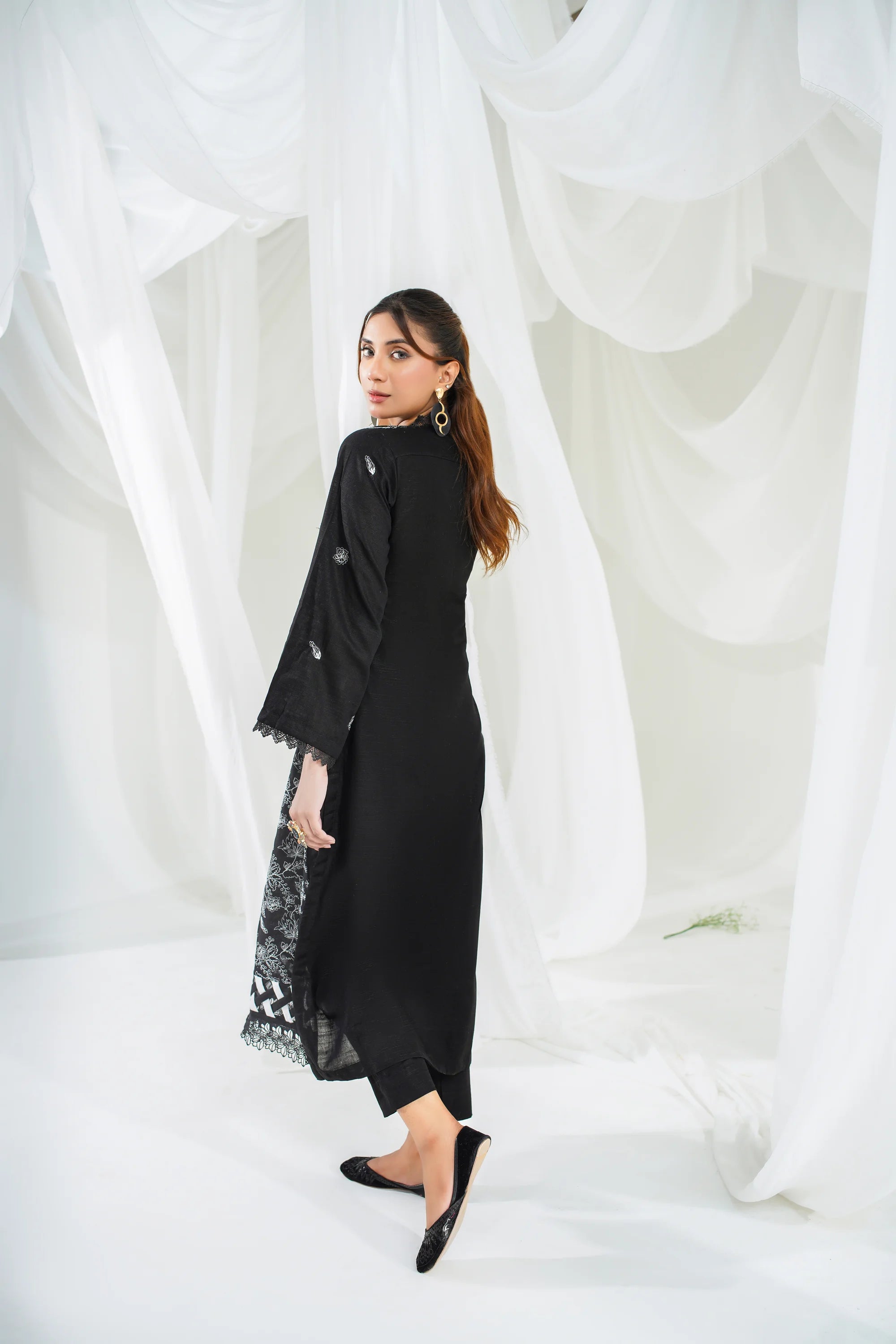 2 Piece Unstitched Embroidered Khaddar Suit (KWU24F409)